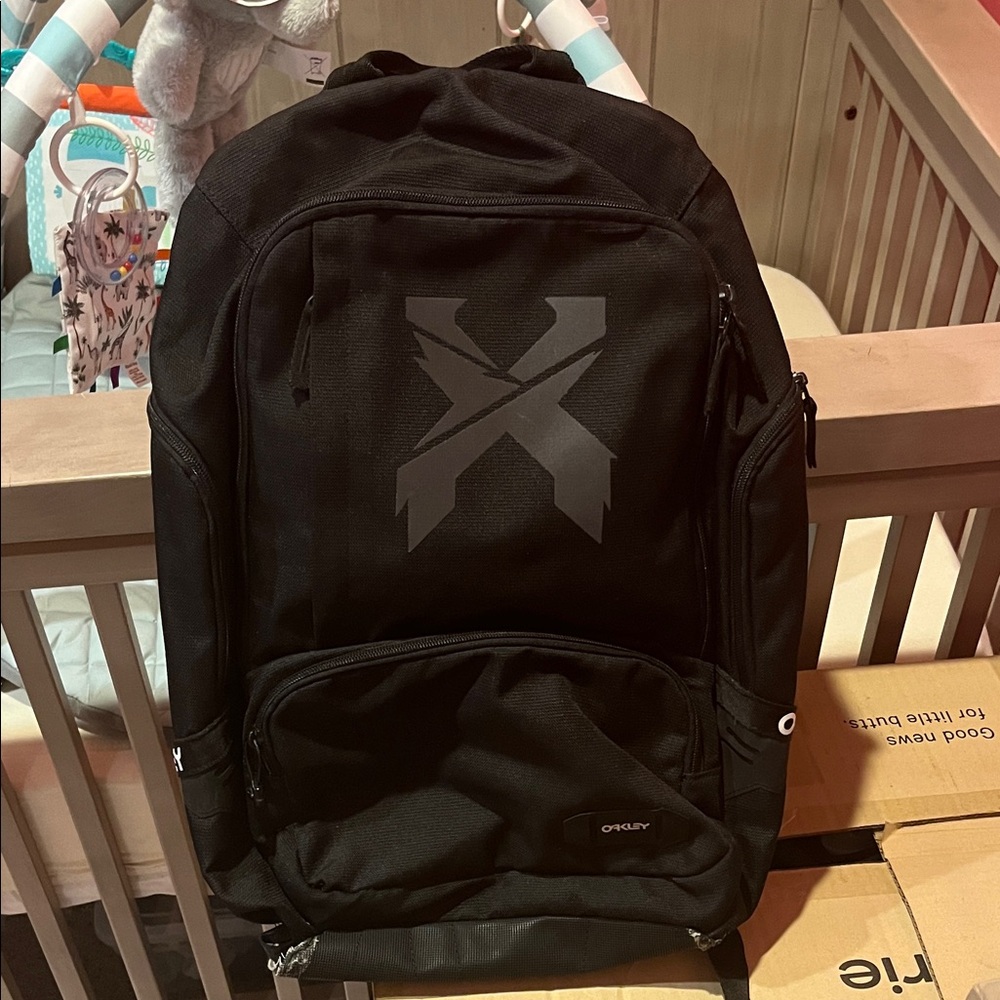 Oakley Men's Backpack in Black with Gray Accents